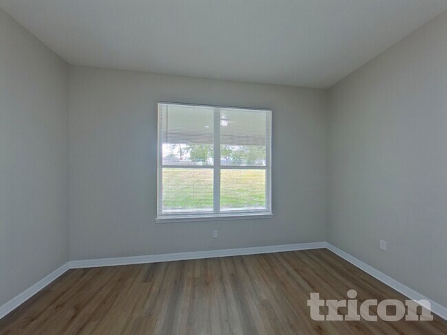 Foto del edificio - 3410 Starbird Dr