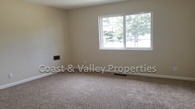 Building Photo - 752 Carmelita Dr