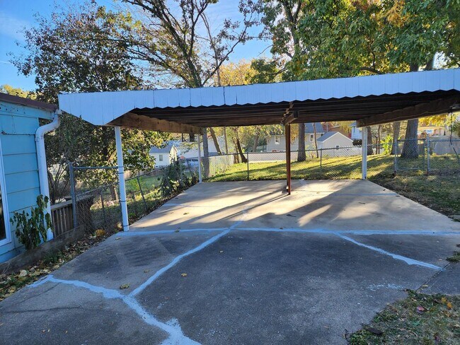 Foto del edificio - 2 Bedroom house with a carport!