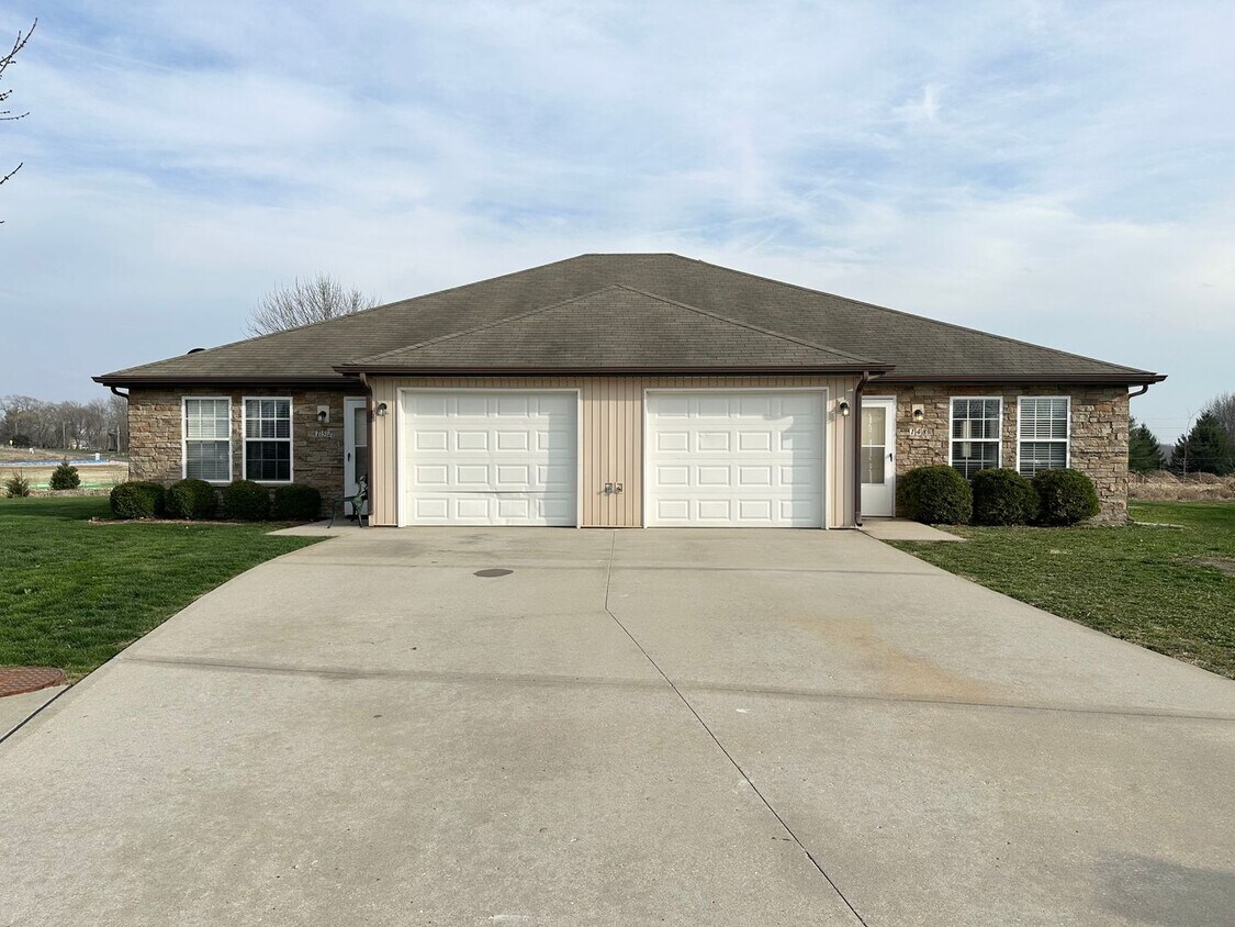 Primary Photo - 3 Bed Single Level Duplex in Blue Springs;...