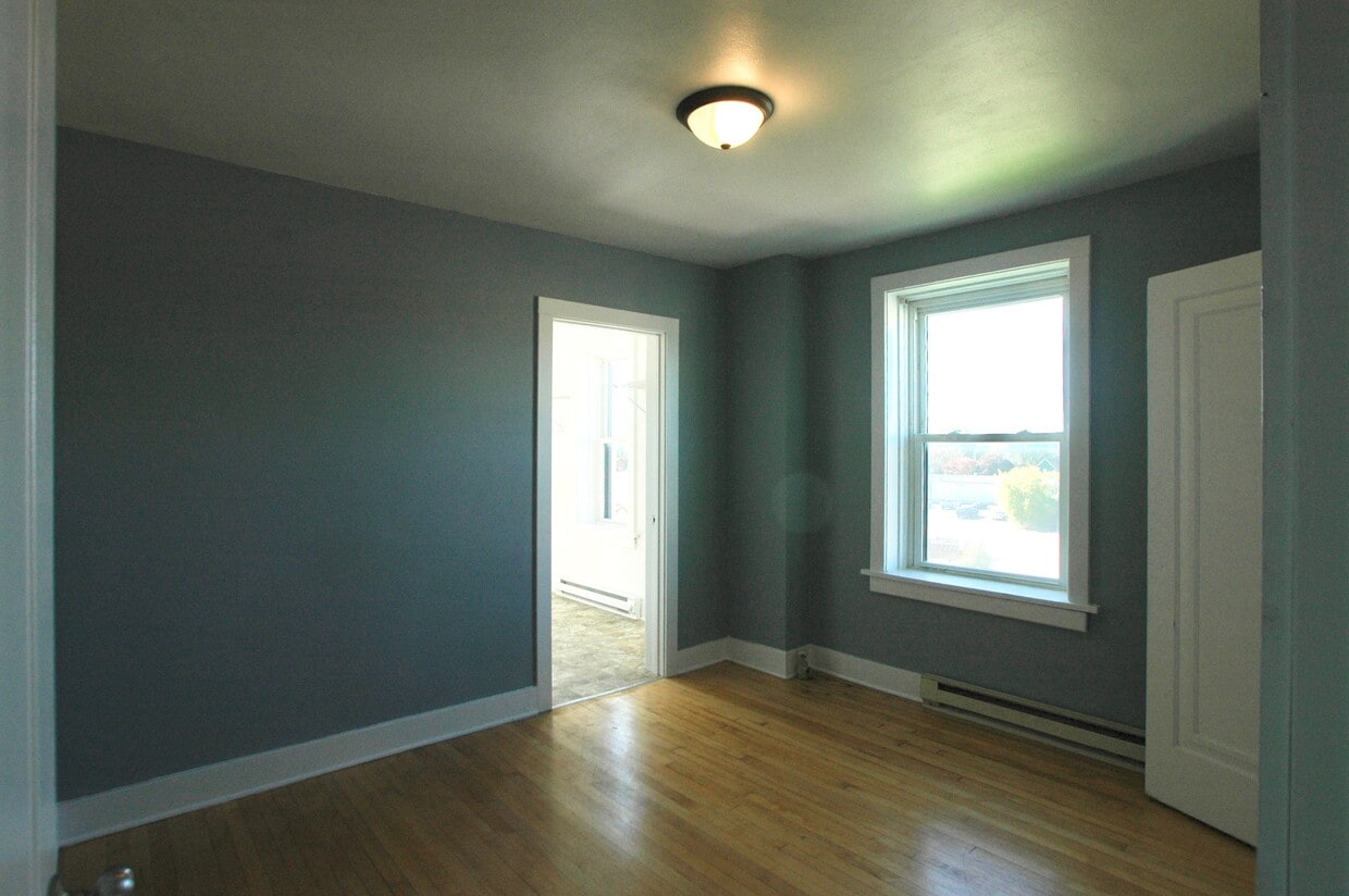 bedroom 2 &amp; walk-in closet - 108 King St