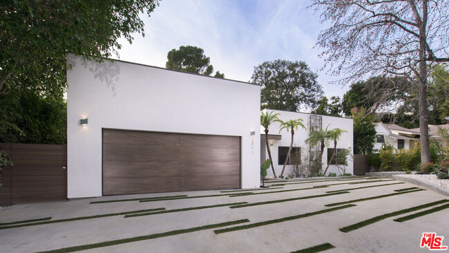 Foto del edificio - 2213 Roscomare Rd