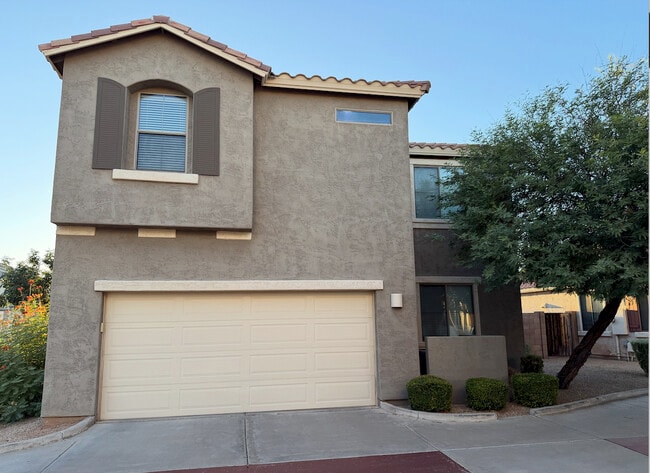 Building Photo - 996 E Cantebria Dr