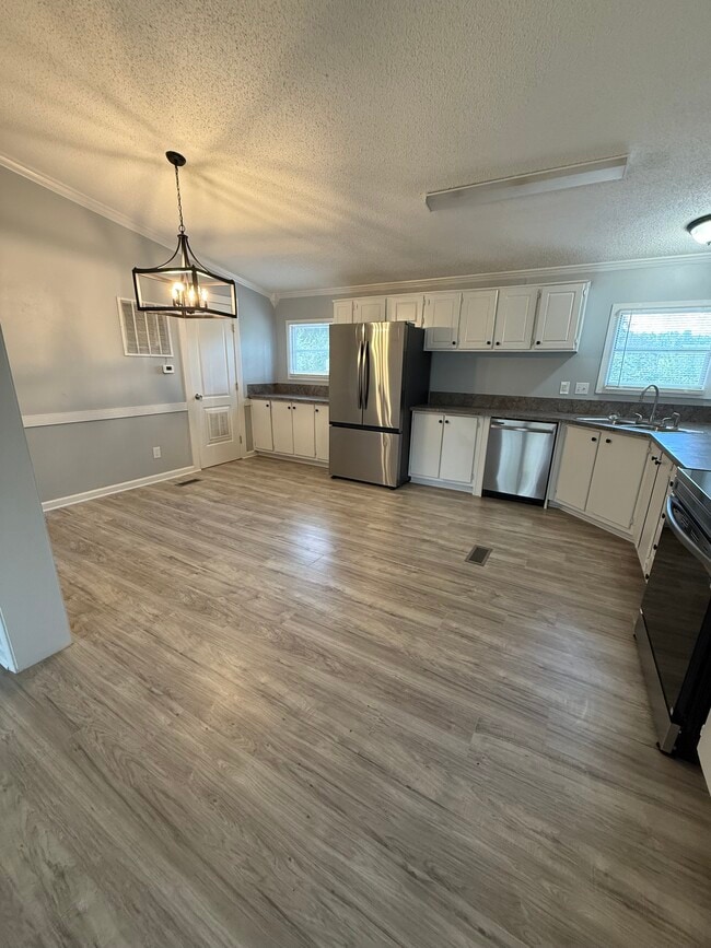 Kitchen/Dining Area - 516 Crouch Rd