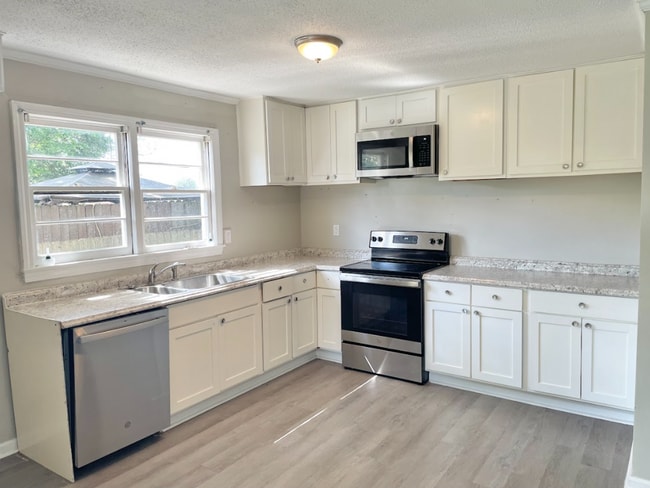 Building Photo - Updated 3-Bedroom, 2-Bath Home in Decatur, AL