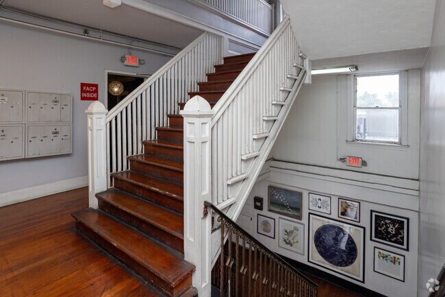 Escaleras - Jensen's Recreation Center Apartments