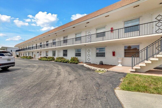 Building Photo - 227 Castlewood Dr