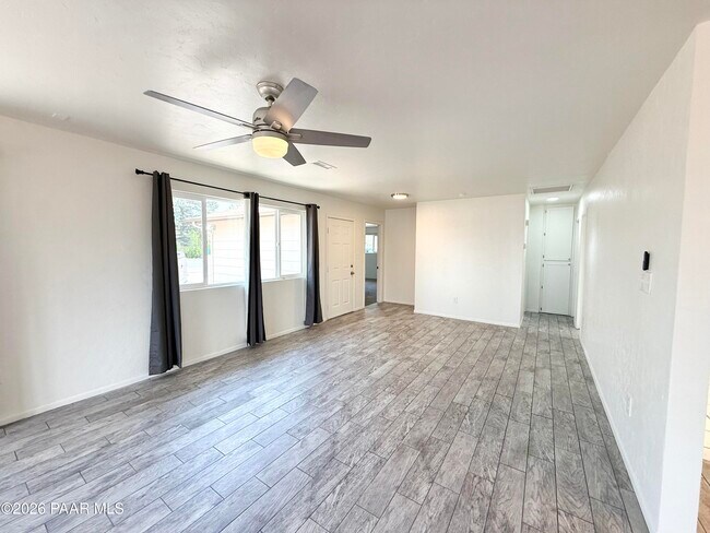 Foto del edificio - 4558 N Miner Rd