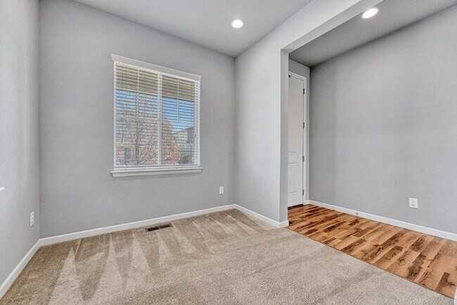 Foto del edificio - $2,950.00 - 3 Bedrooms, 2.5 Bathrooms, Single Family Home in Circle Rock with Cozy Fireplace!