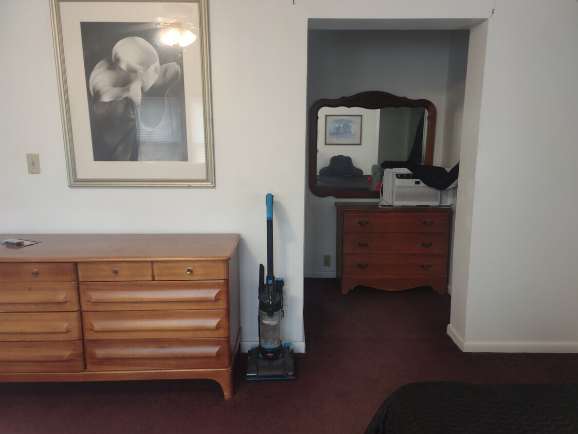 SINGLE 1 PERSON ONLY 1 Occupancy only.... 1BR /1Bath furnished... Fully furnished... apartment..... - 310 N Mountain St