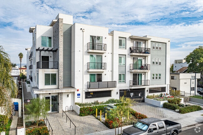 Building Photo - 1249 W. 39th Place