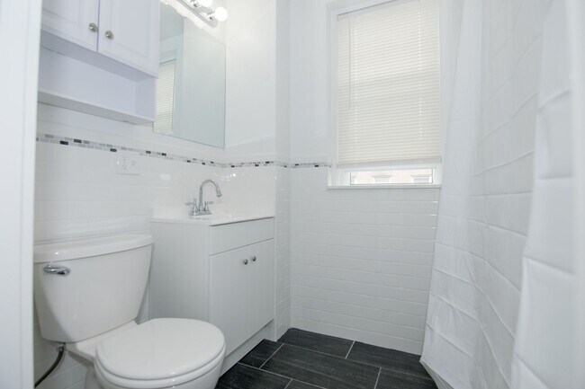 Building Photo - PERFECTLY Located 4 bed 1 block from Packa...