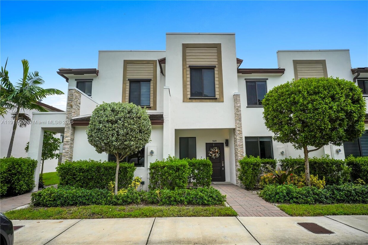 Foto principal - 909 NE 211th St