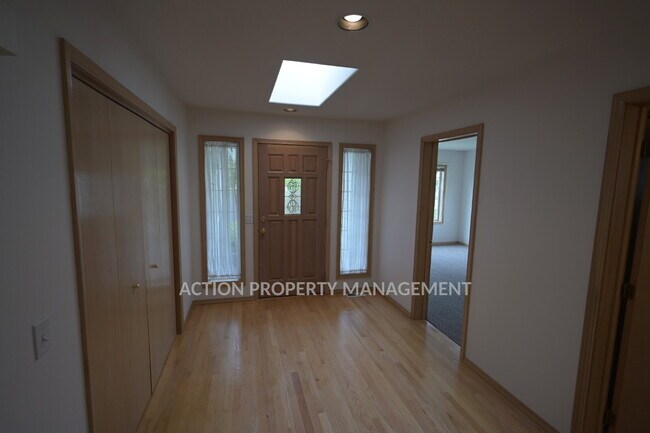 Foto del edificio - 2 bed + office, 2 bath, 2 car garage condo in Sunland