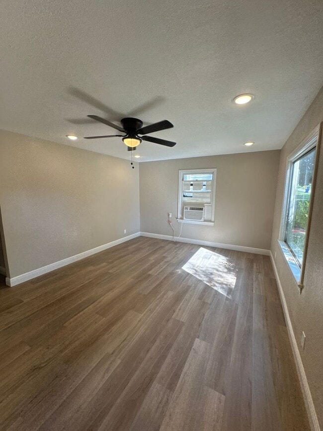 Building Photo - NORTH 40TH DUPLEX