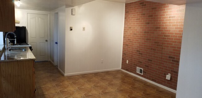 Dinette area - 192 Hylan Blvd