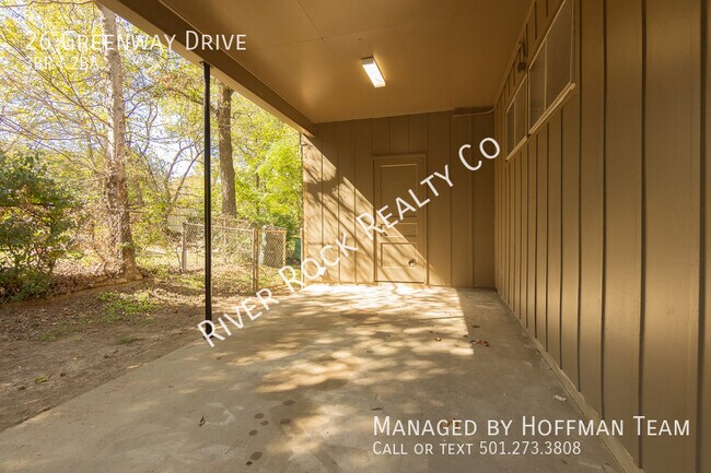 Foto del edificio - 26 Greenway Dr