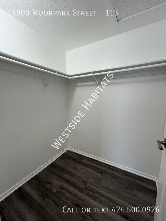 Building Photo - 14900 Moorpark St