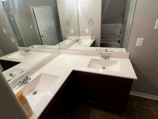 Foto del edificio - 7718 Foxwaithe Ln