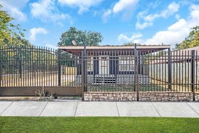 Front of house. - 827 Shotwell St