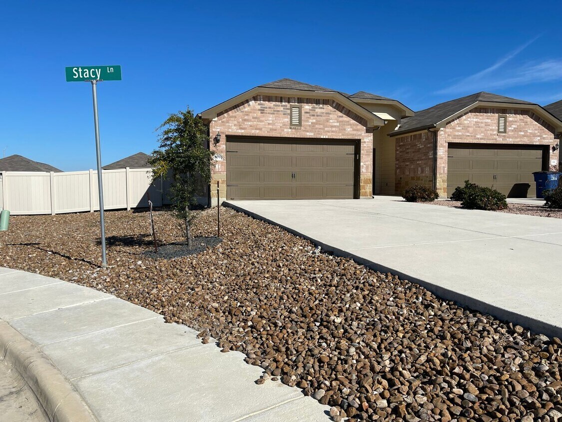 109111111 Stacy Ln, New Braunfels, TX 78130 Townhome Rentals in New