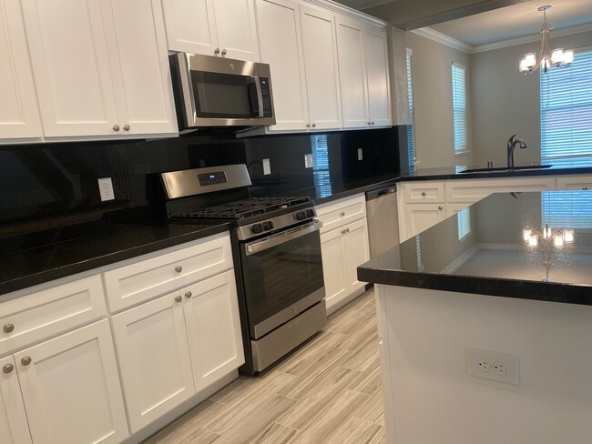 Building Photo - 518 Lupine Dr