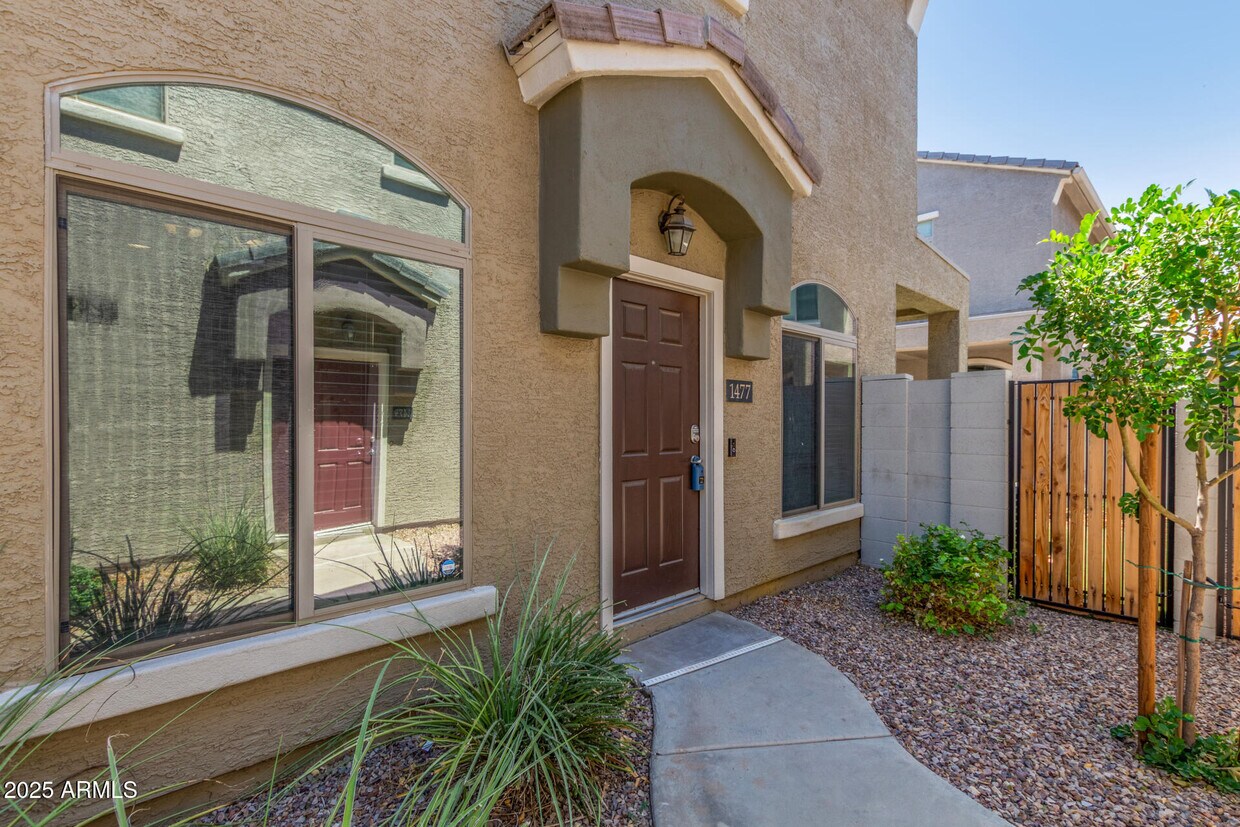 Foto principal - 2402 E 5th St