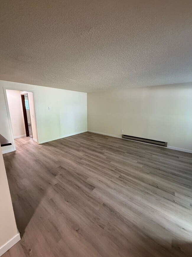 Building Photo - (946) 2780-E - Beautiful Updated 2-bedroom/1-bath