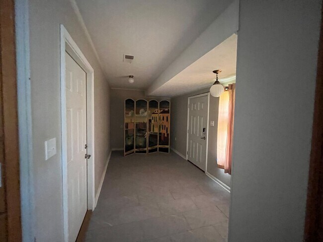 Building Photo - 5 Bedrooms, 3 Bathrooms - Home in North Rome!