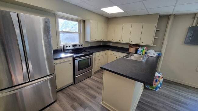 Building Photo - 3 bed 1.5 bath duplex Close to UWEC!