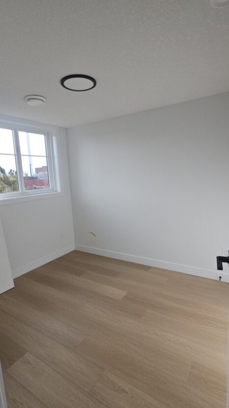 Photo du bâtiment - 18120-18128 28 Ave SW