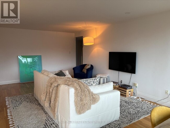 Building Photo - 30 Wellington St E