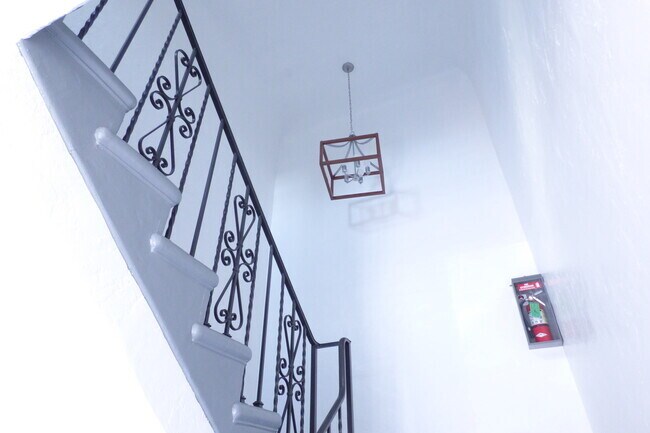 Foto del edificio - 1032 S Orange Dr