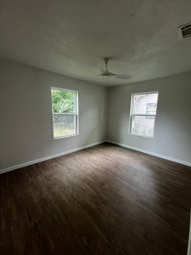 Foto del edificio - Spacious 3BD/2BA Home - Available in June!