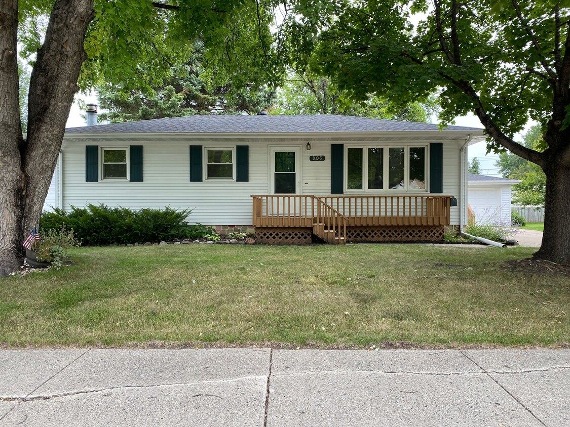 Foto principal - 3 Bed 2 Bath House Available! Near UND, Do...