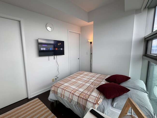 Building Photo - Deluxe Room - York St & Bremner Blvd