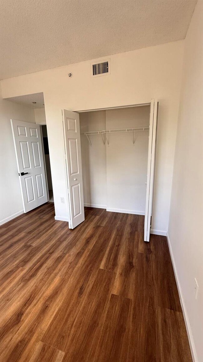 Building Photo - 2080 Greenview Shores Blvd