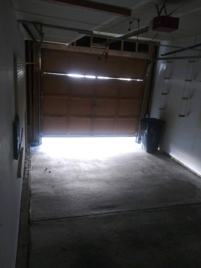 Building Photo - 3 Bed 1.5 Bath 1 Car Garage 2 Story Town Home