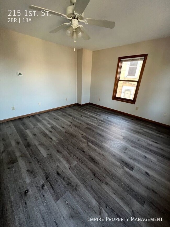 Foto del edificio - 2nd Floor: 2 Bedroom/ 1 Bathroom Apartment...
