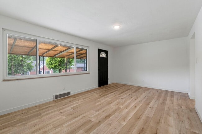 Building Photo - 133 S Joslyn Dr