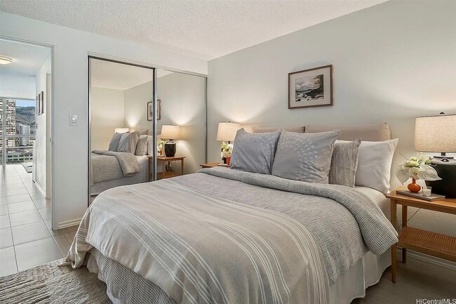 Building Photo - 2211 Ala Wai Blvd