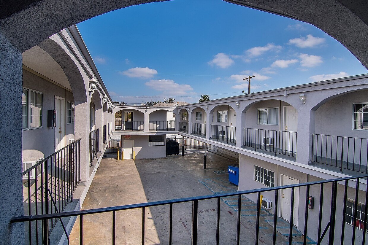 West Adams Studio Apartments Apartments in Los Angeles, CA Westside