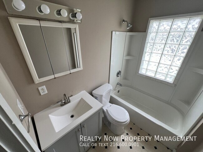 Foto del edificio - 5738 Longwood Ave