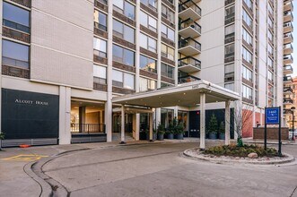 Building Photo - 1460 N Sandburg Terrace