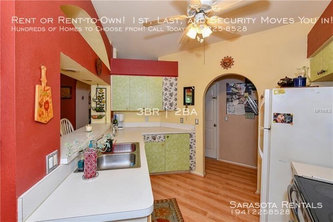Building Photo - Split-plan Home on Large Lot Close to it All!