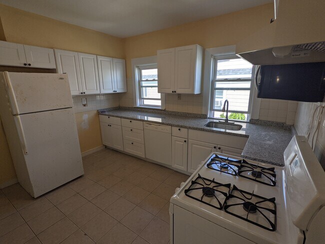 Building Photo - 60 Waverly St