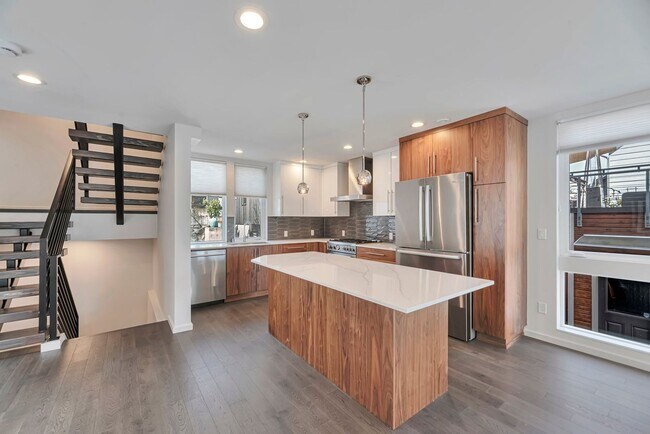 Foto del edificio - Great modern home located i n Madison Valley