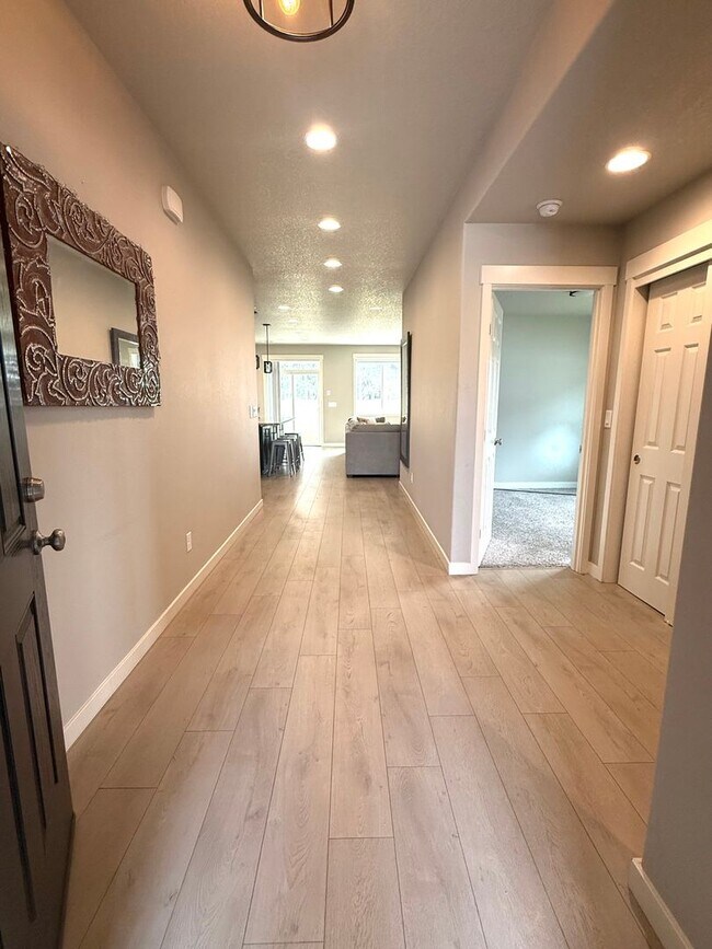 Foto del edificio - Beautiful Three Bedroom in Pasco Near Chiawana High School