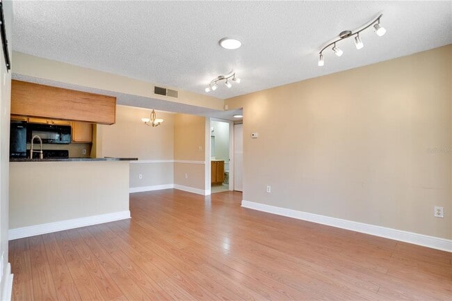 Building Photo - 806 Lake Haven Square