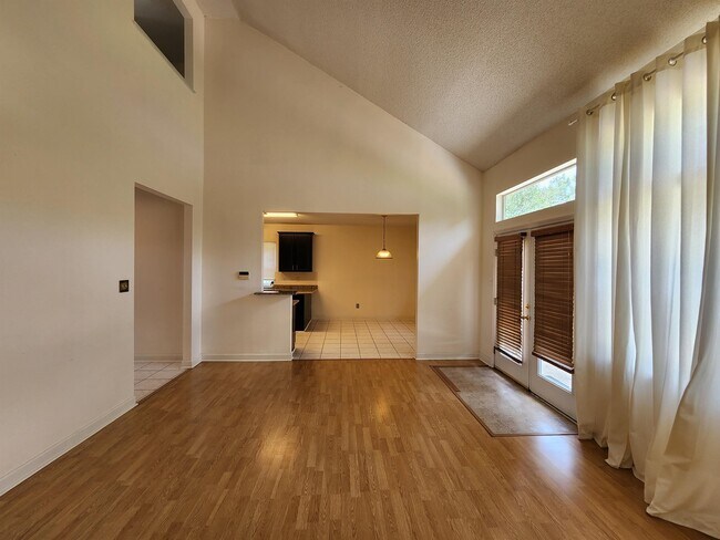 Foto del edificio - 5017 Heritage Ln